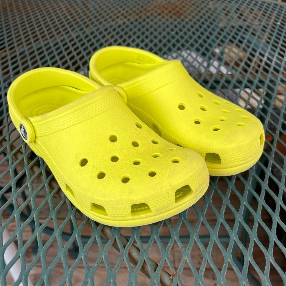 CROCS Women’s 6 Men’s 4 Bright Lemon Yellow Slip On Sandals Clogs